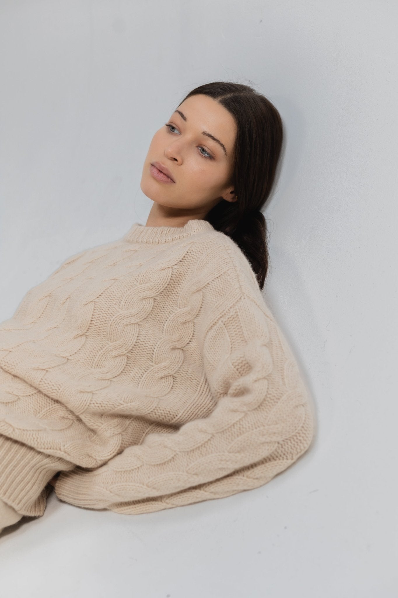 Sofa warrior - cable sweater - Maison Lointaine 